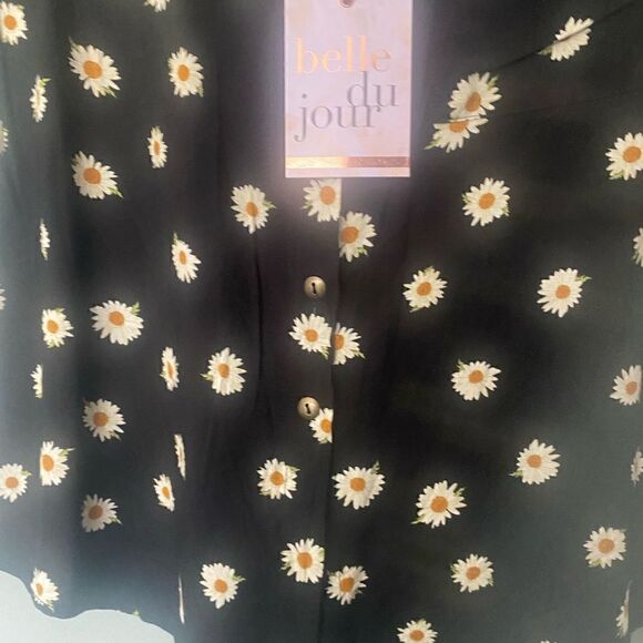 NWT Belle Du Jour black floral cap sleeve button down blouse Large - Picture 4 of 10